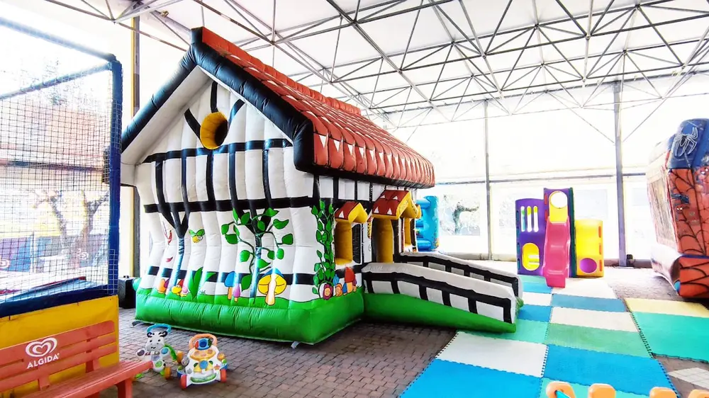 Area gonfiabili coperta del Play Village a Frascati