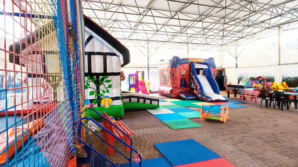 Gonfiabili colorati per feste di bambini al Play Village